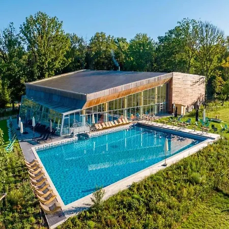 Дом отдыха Cozy With Pool Antoing